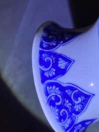 Une paire de vases de forme rouleau en porcelaine de Chine en bleu et blanc, Kangxi